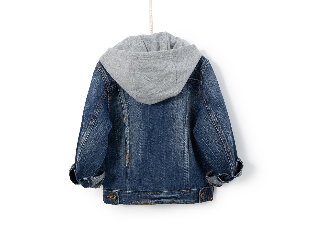 跨界風(fēng)尚 連帽牛仔外套童裝與化妝品銷售的靜物拍攝美學(xué)